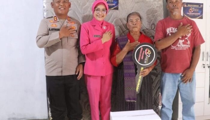Kapolres dan Ketua Bhayangkari Simalungun Serahkan Bantuan Bedah Rumah