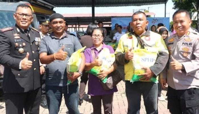Polda Sumut Bagikan Ratusan Karung Beras Gratis