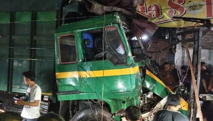 Kecelakaan Beruntun Belasan Kendaraan di Labusel Tewaskan 2 Orang