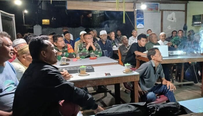 Perkuat Kemanunggalan TNI, Personel Koramil 08 Bangun Nonton Piala Dunia Bareng Warga Dolok Hataran