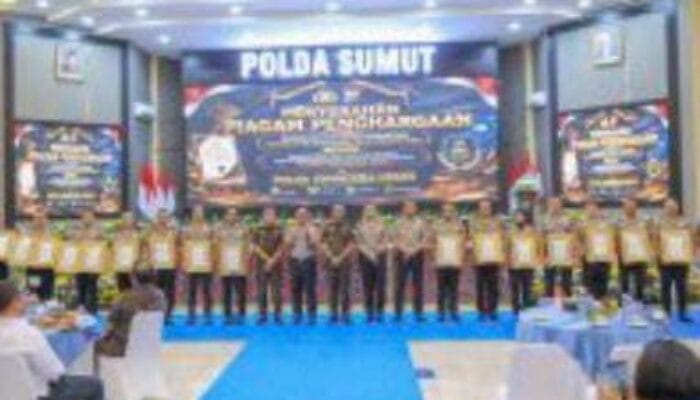 Kapolda Sumut Serahkan Penghargaan ke Satker Berprestasi