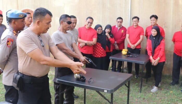 Perkuat Sinergitas Lembaga, Polres Sergai dan Pengadilan Agama Latihan Menembak