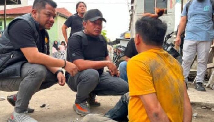 Polisi ‘Obrak-abrik’ Sarang Narkoba Bantaran Rel Tembung, Ganja Hingga Senjata Disita